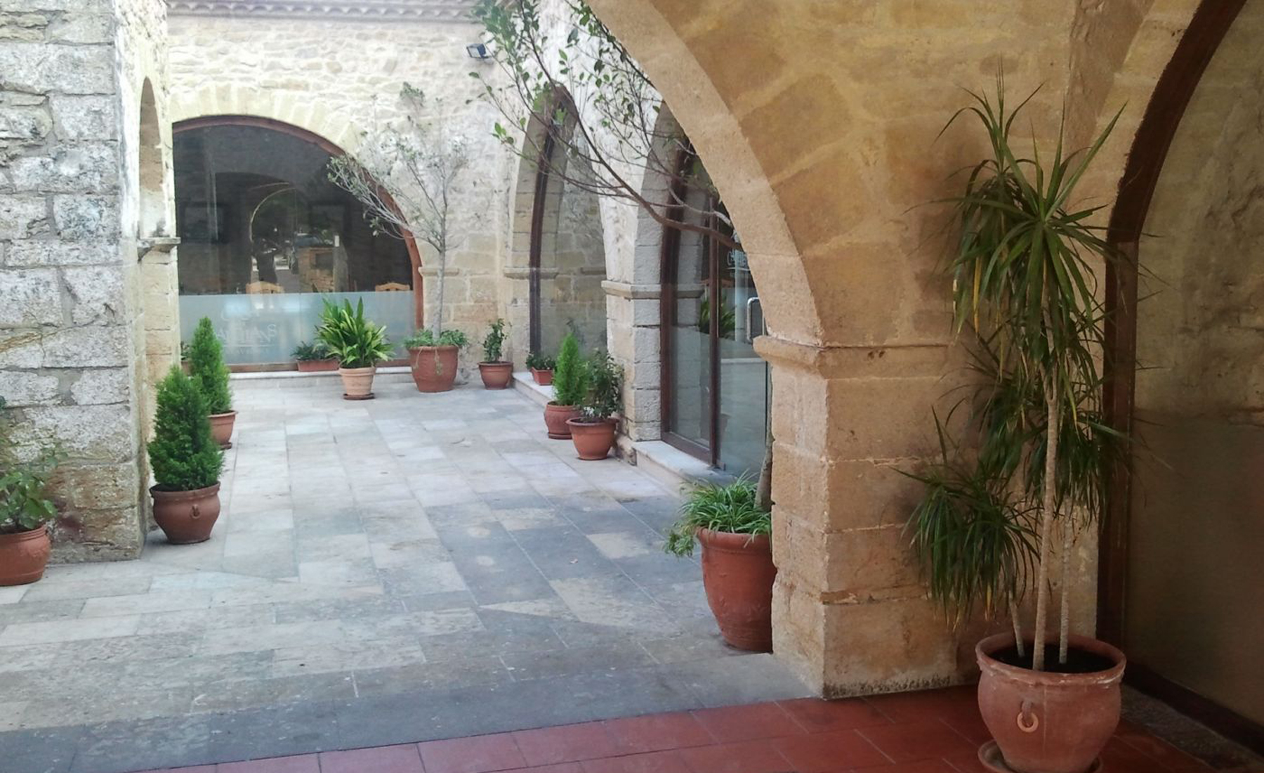 Restaurante Casa dels Capellans le ofrece una cocina tradicional con toques modernos y grandes platos de excelente carnes y pescados a la brasa
