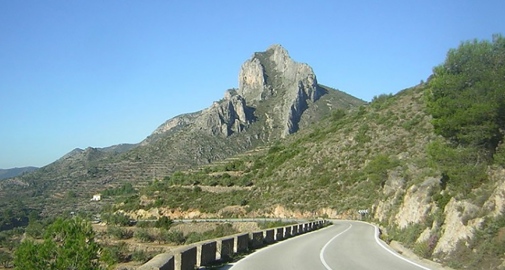 A 10 min de la costa (Gandia, Xeraco...) y a 15 min. de Xativa.