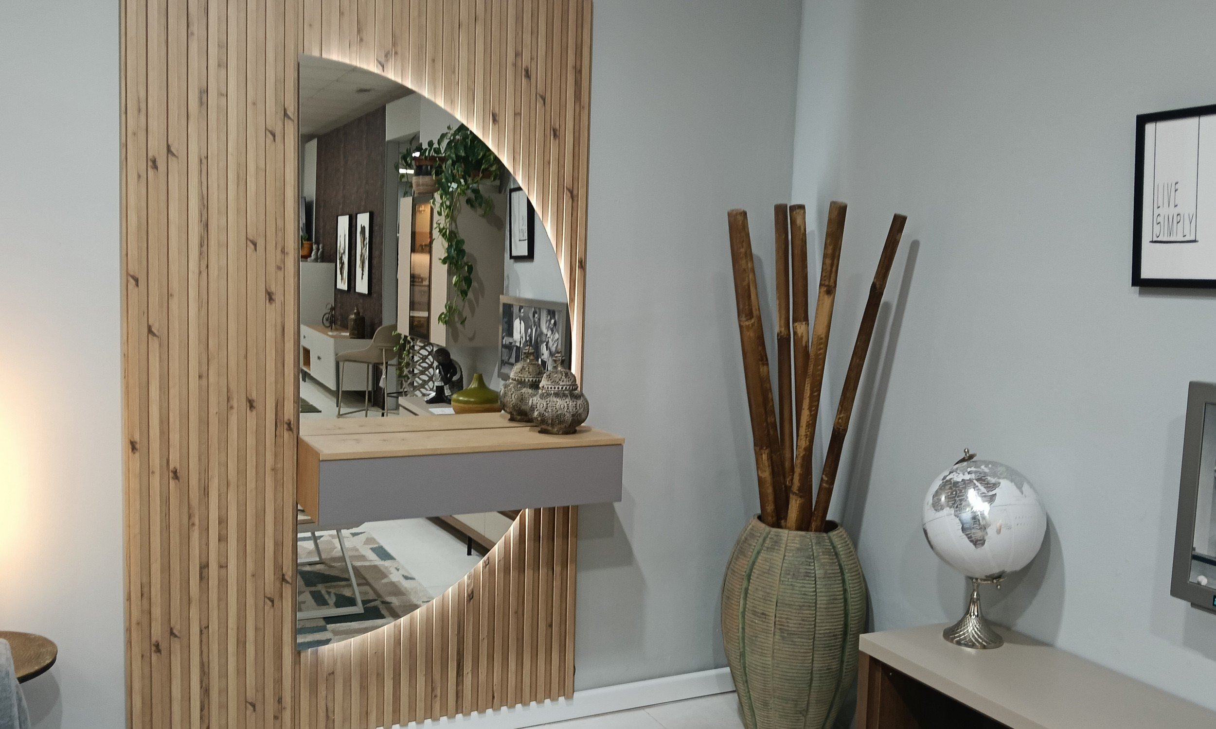 Recibidor&nbsp;con&nbsp;espejo media luna