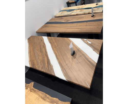 Mesa de madera y resina epoxy