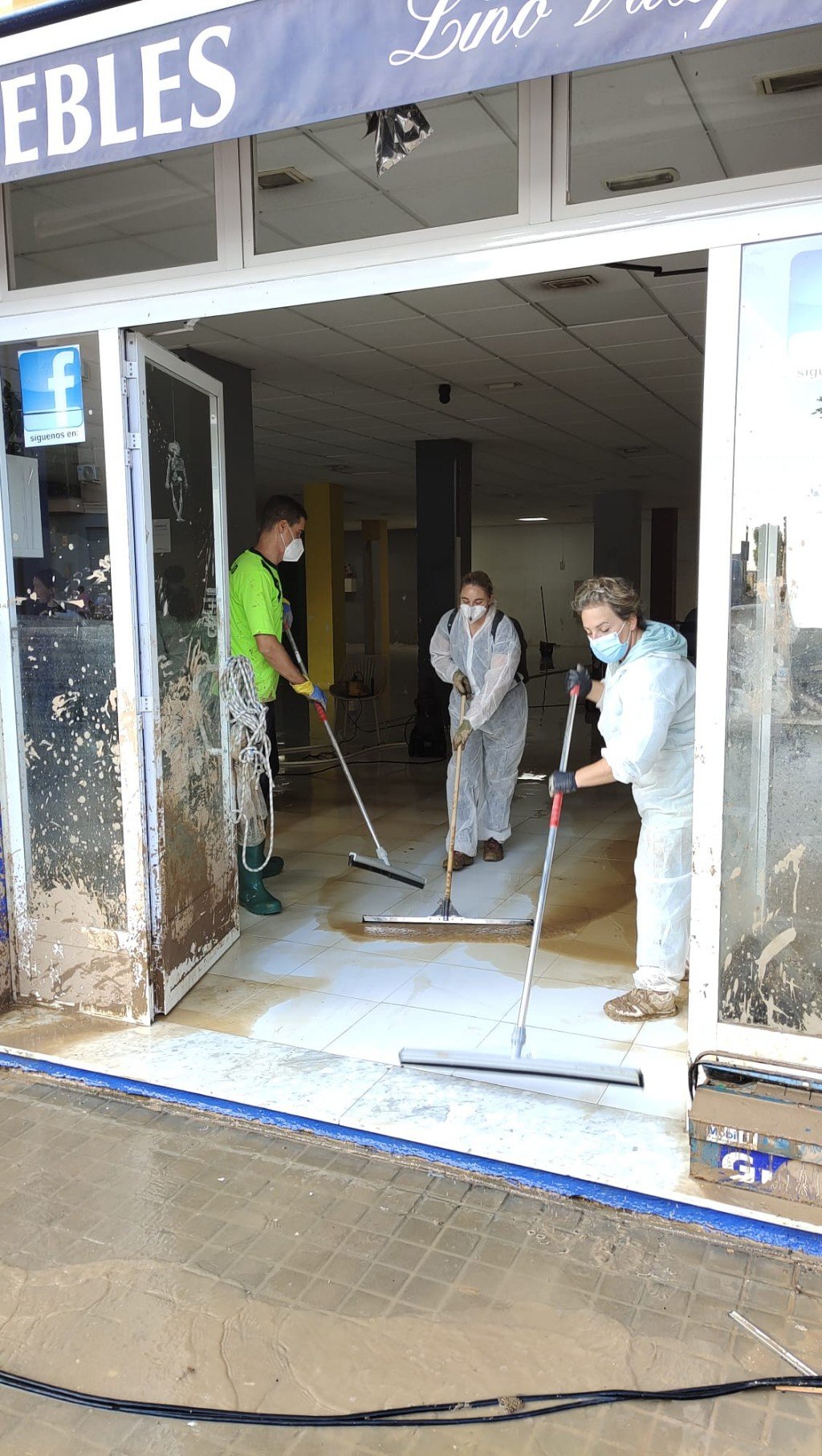 voluntarios-limpiando-tienda.jpeg