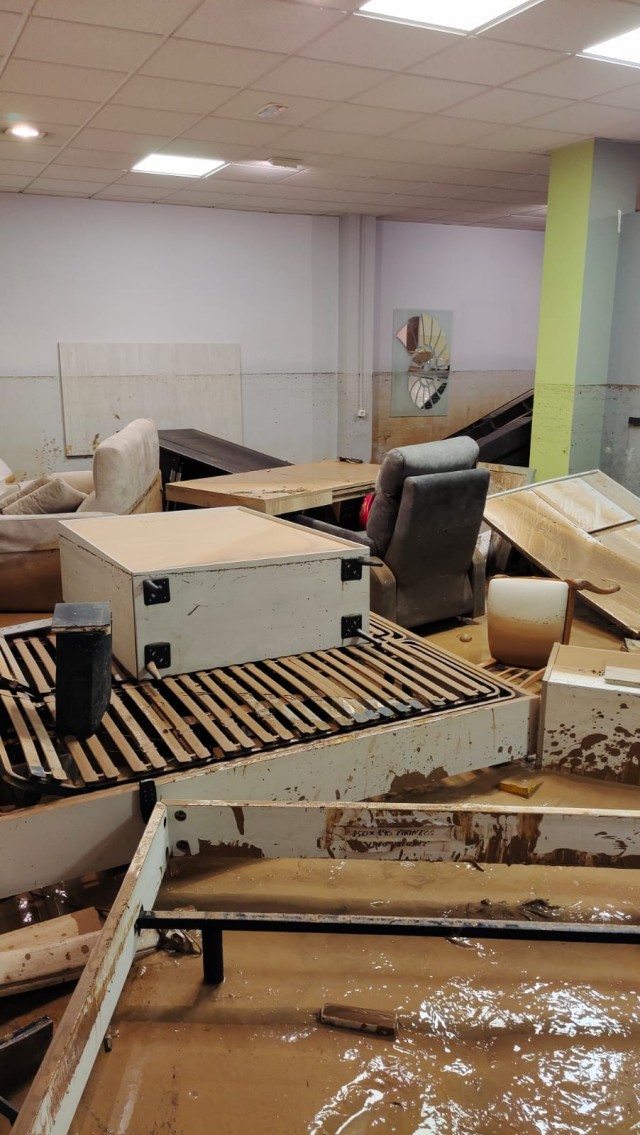 muebles-apilados-en-lodo-por-dana-sedavi.jpeg