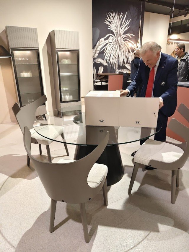 mesa y sillas franco furniture.jpg