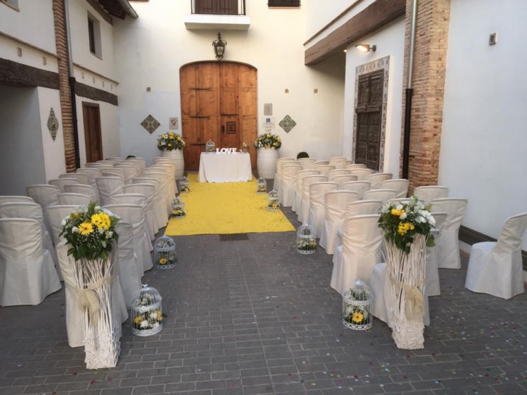 Los detalles en amarillo en la boda de Jorge y Cris la-boda-de-jorge-y-cris-en-masia-eraseunavez-bodas-con-encanto-2.jpg