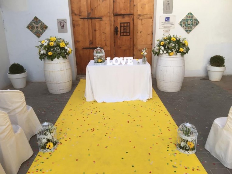 Los detalles en amarillo en la boda de Jorge y Cris la-boda-de-jorge-y-cris-en-masia-eraseunavez-bodas-con-encanto-7.jpg