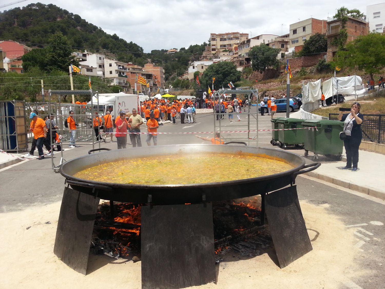 Paella Valenciana gigante Agrupacio Penyes 2013 Galeria de fotos COMER EN NAQUERA