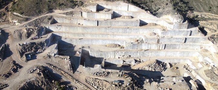 EXTRACCION DE BLOQUES :: Cullemar: elaboración de mármoles, granitos y piedras naturales en Cullera