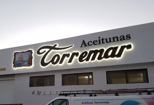 Letras y Logotipo en PVC en exterior para Aceitunas Torremar