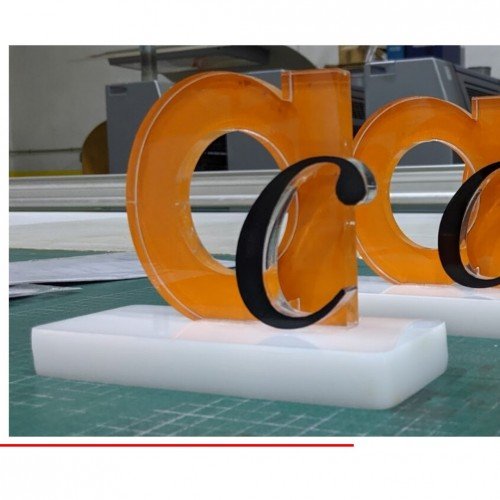 Premios / Reconocimientos personalizados en Torrevieja - Metracrilato fondeado de vinilo color corte naranja y negro