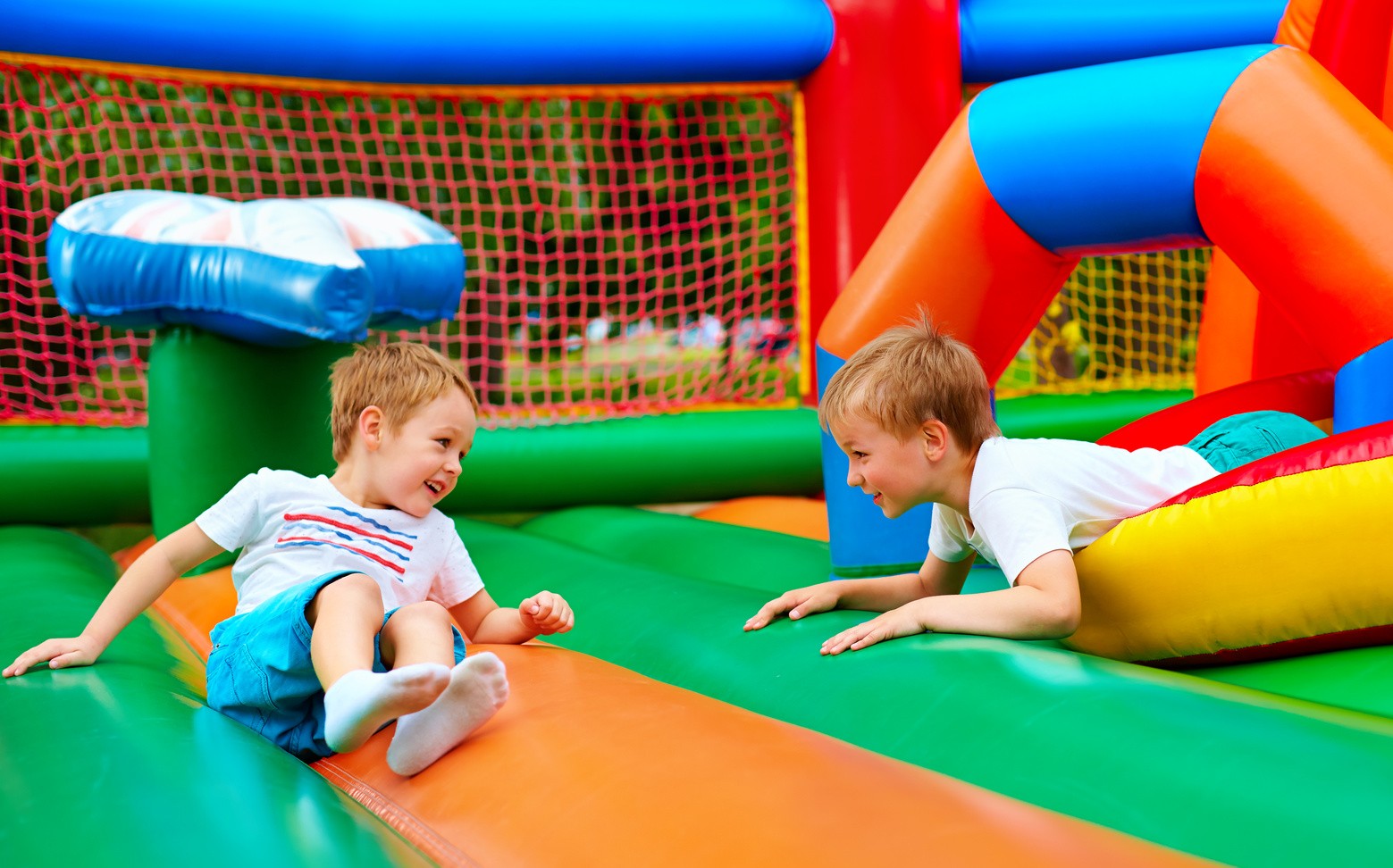 CASTILLOS HINCHABLES Y PARQUES INFANTILES