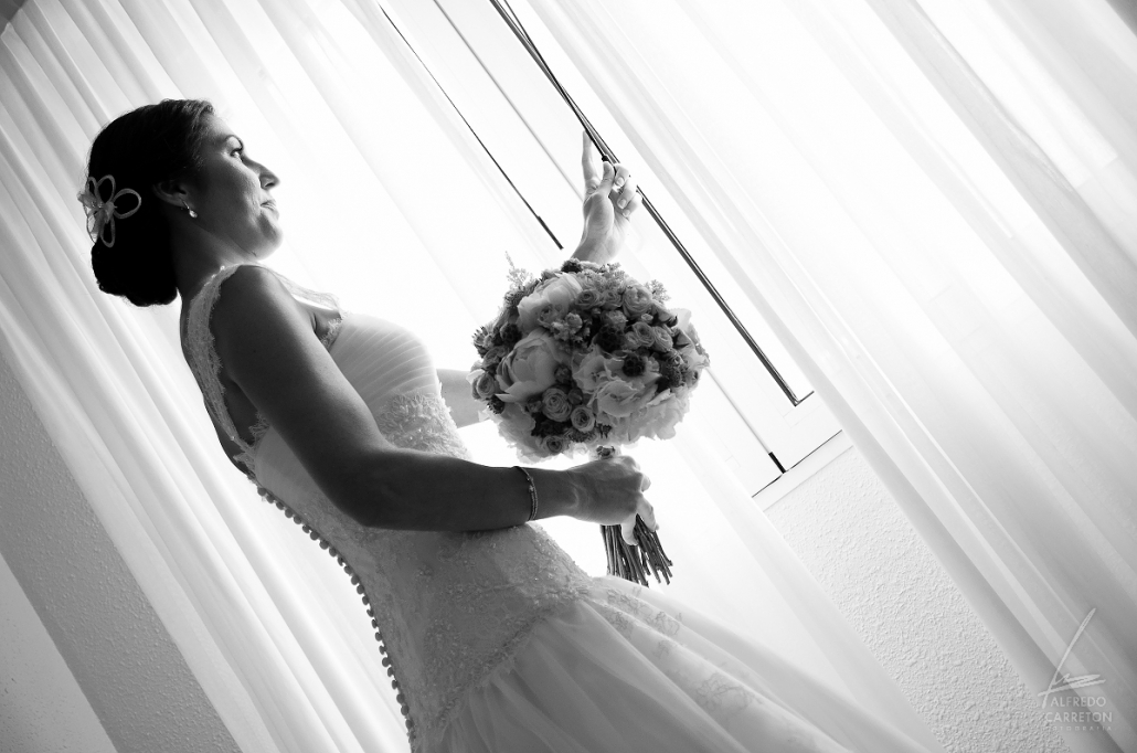 Novia en la ventana.