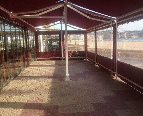 Toldo Duplex con cortinas cortavientos desmontables  , Restaurante Bariloche 