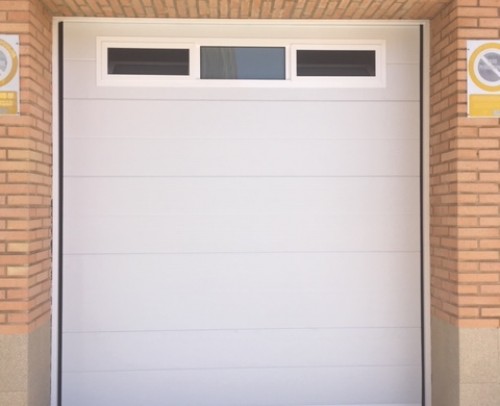 panel gofrado con dos puertas batientes y una fija