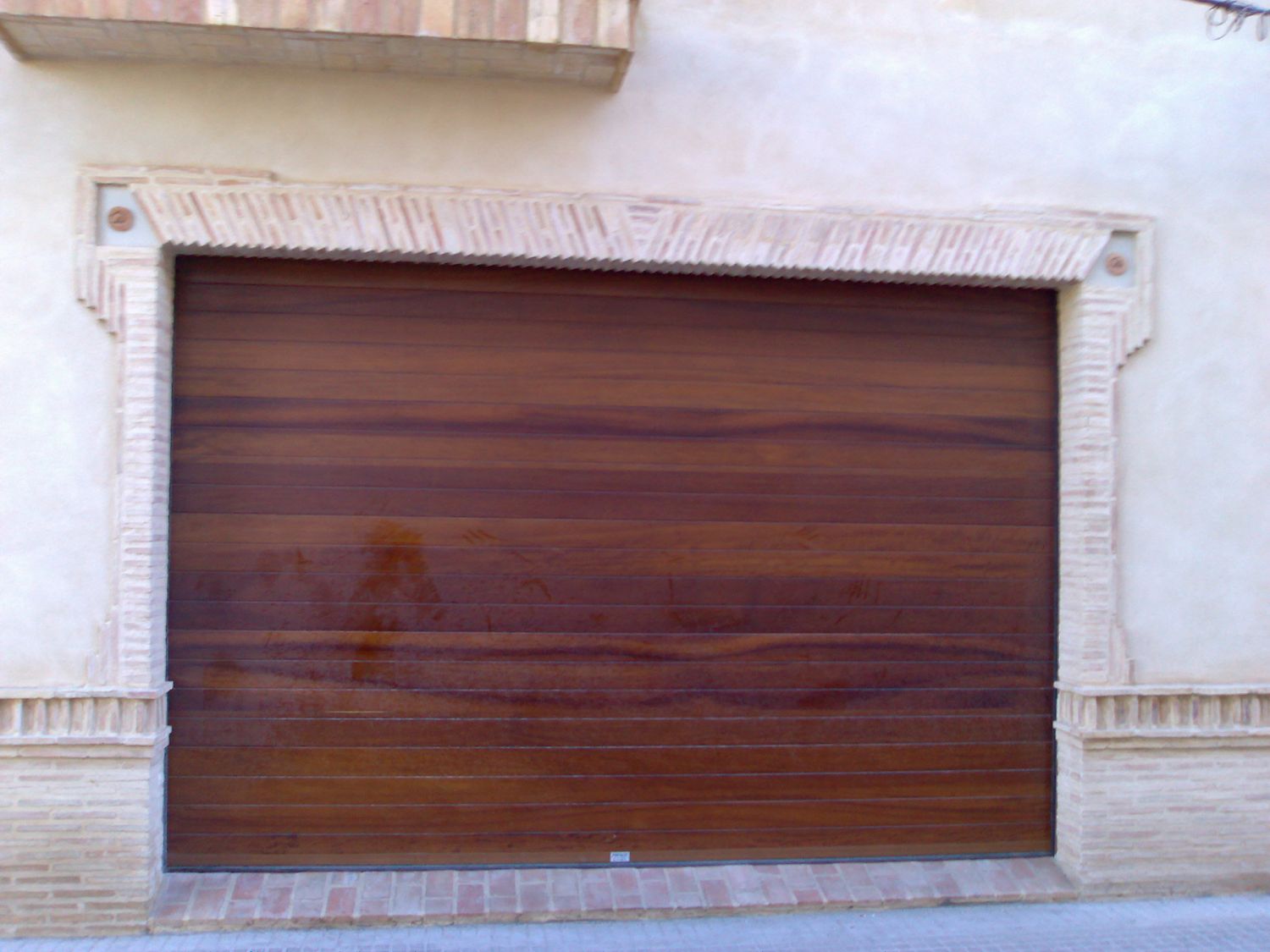 Puertas seccionales imitación madera :: PORTALOY- Fabricación y