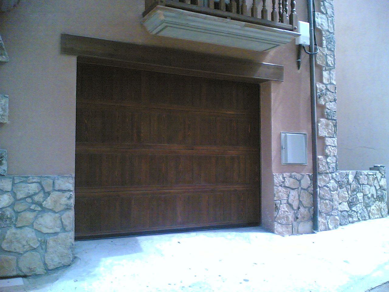 Puertas seccionales imitación madera :: PORTALOY- Fabricación y