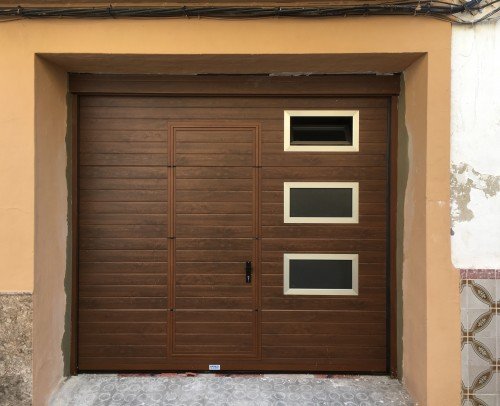 seccional acanalada imitación madera con portón peatonal y tres ventanas laterales
