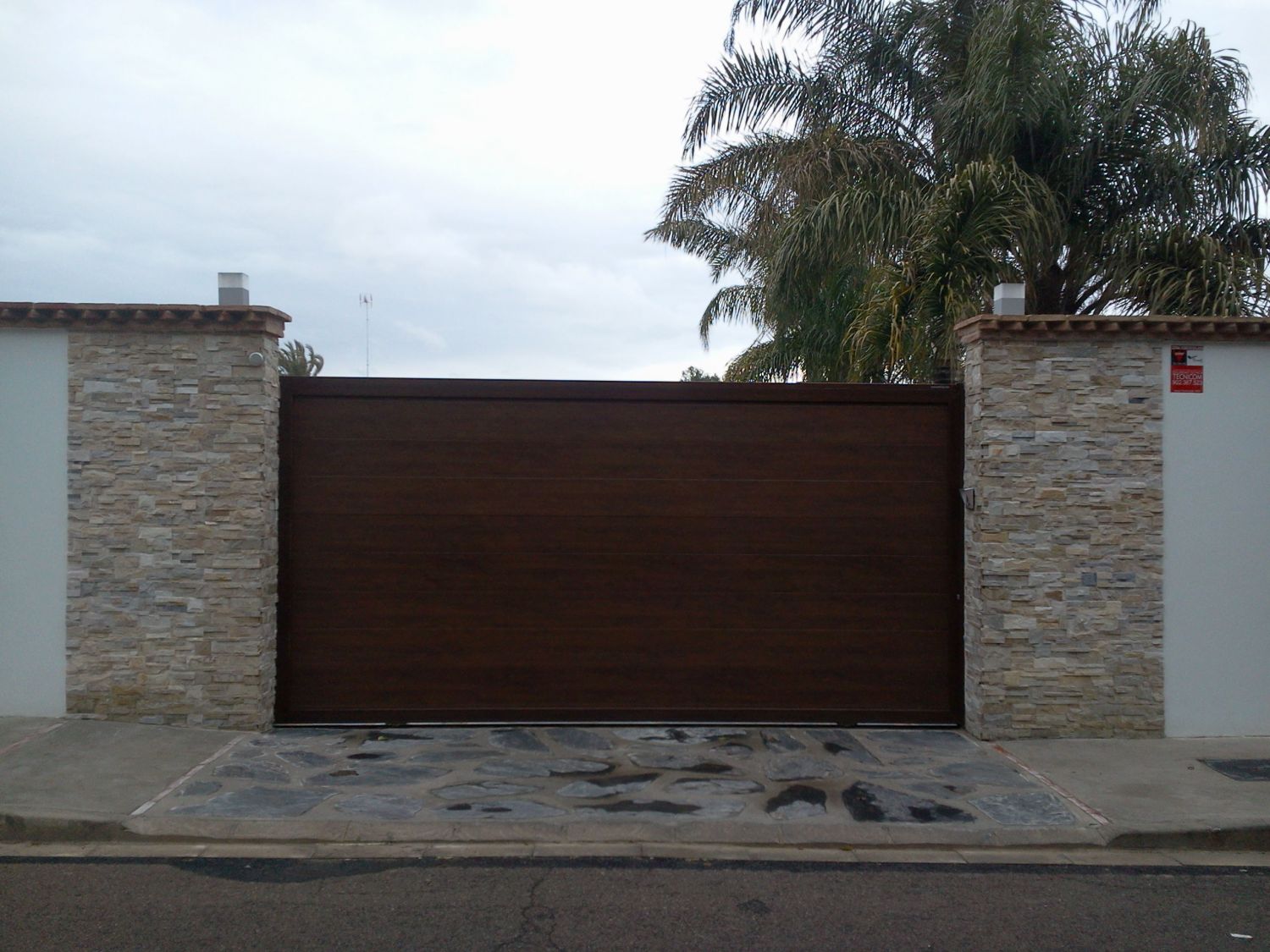 Puertas correderas de panel :: PORTALOY- Fabricación y mantenimiento de