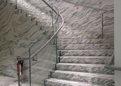 espectacular escalera en mármol calacatta