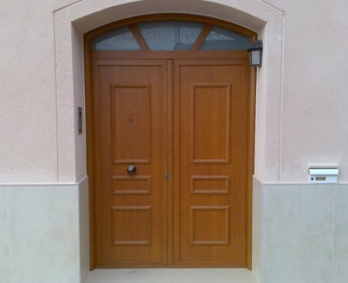  Puerta  principal de 2 hojas con fijo curvo. 