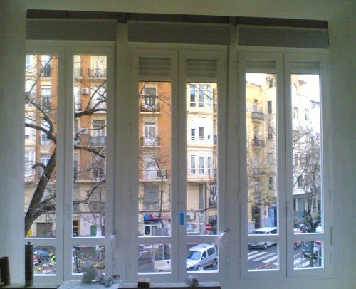 Conjunto de ventanas abatibles adaptada a fachada protegida.