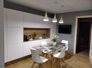 Cocina blanca tacto seda con gola blanca