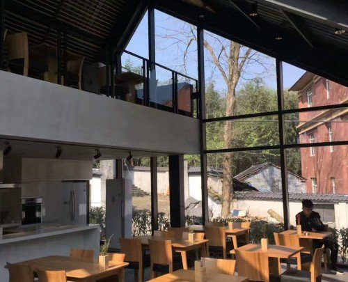 Interior del Restaurante La Comuna.