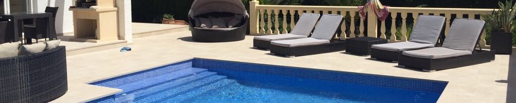 Terraza y coronación de piscina con el modelo Bassia Crema :: Azulejos Eurogres, materiales de construcción en Xabia