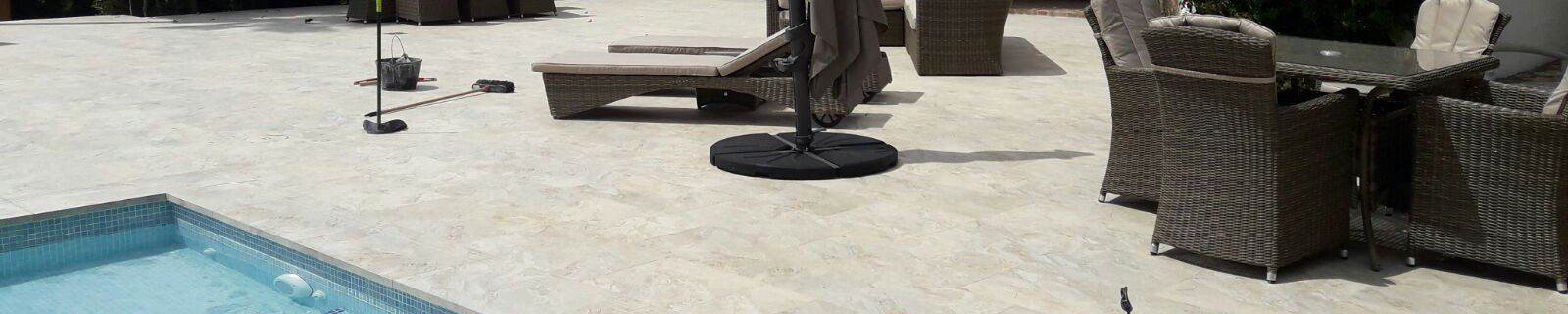 Terraza y coronación de piscina con el modelo Sea Rock Marfil :: Azulejos Eurogres, materiales de construcción en Xabia
