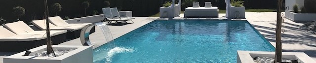 Terraza y coronación de piscina con el modelo Track Gris de Metropol :: Azulejos Eurogres, materiales de construcción en Xabia