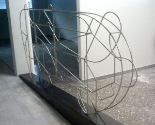 ESCULTURA CON BARRA INOX
