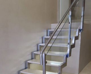 ESCALERA CON PASAMANOS INOX
