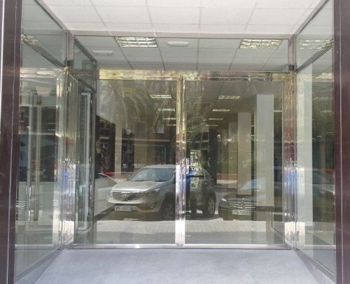 Puerta acceso ampliando laterales en acero inox pulido