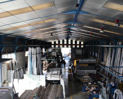 Área de fabricación con una superficie total de 1500 m2 .