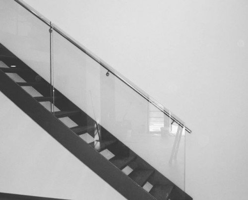 Escalera de acero con barandilla de cristal 