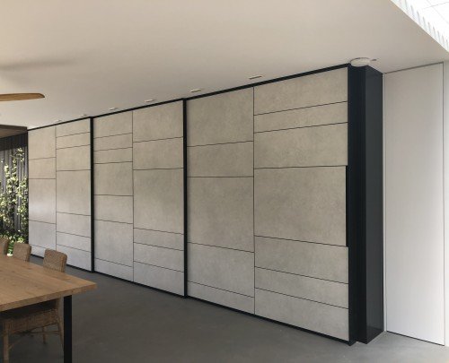 Puerta corredera revestida con porcelanico 