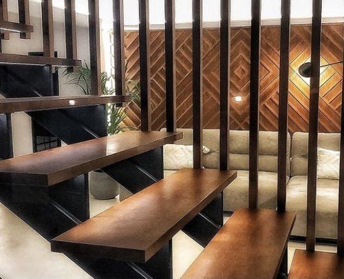 Estructura de acero para escalera y peldaños de madera 