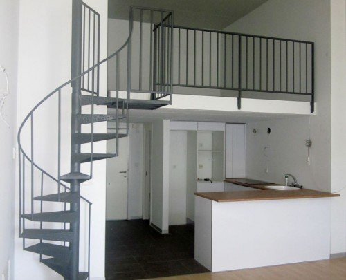 Escalera caracol , con barandilla , para altillo
