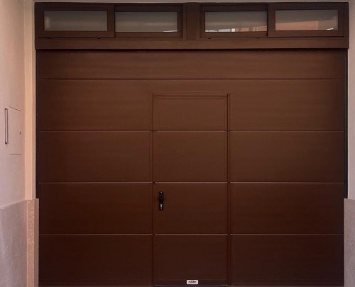 Puerta seccional con porton 