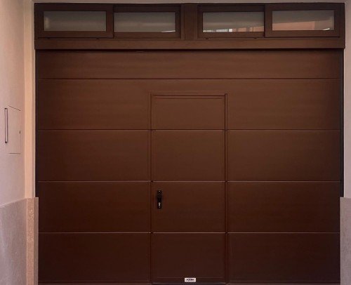 Puerta seccional con porton 