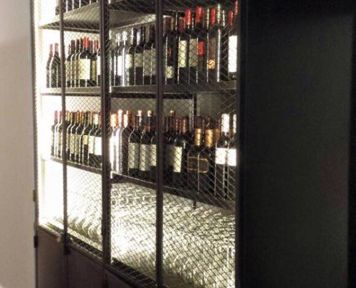 Estante vinoteca con puertas abatibles 