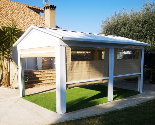 Pérgola con toldo enrollable y techo panel 