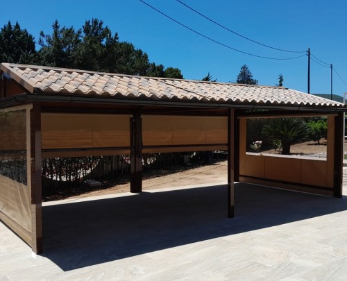 Pérgola con techo teja y toldos 
