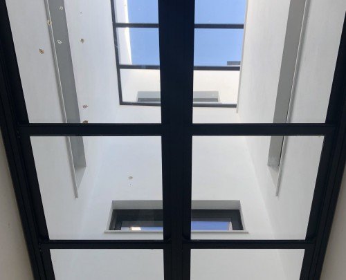 Cerramiento techo móvil aluminio negro y vidrio 