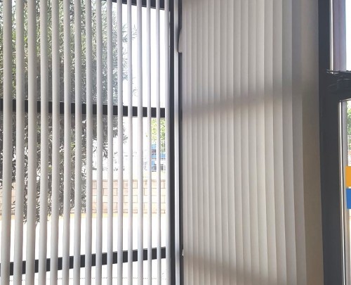 Instalación cortina vertical 