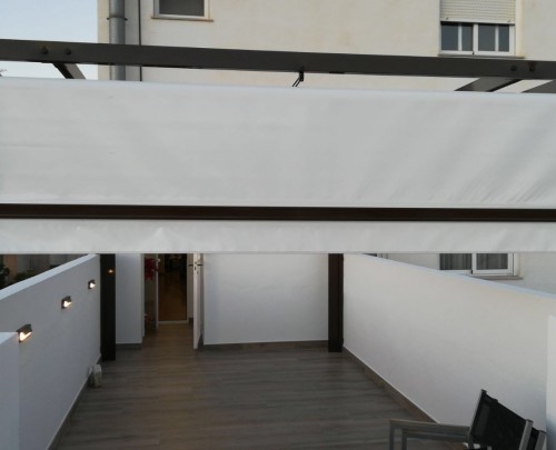 Estructura y toldo enrollable 