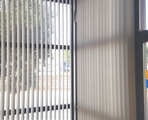 Instalación cortina vertical 