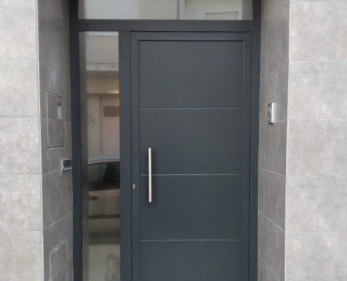 Puerta aluminio gris 7016 