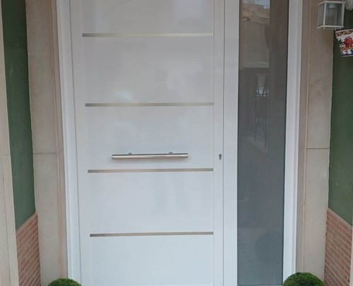 Puerta aluminio blanco con fijo lateral 