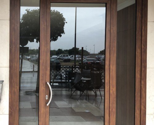Puerta aluminio imitación madera 