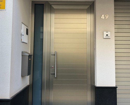 Puerta aluminio imitación acero inox 